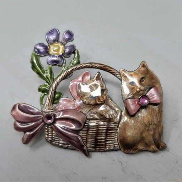 Adorable enameled kitten Cat in a Basket Pin Brooch Vintage - Picture 4 of 6